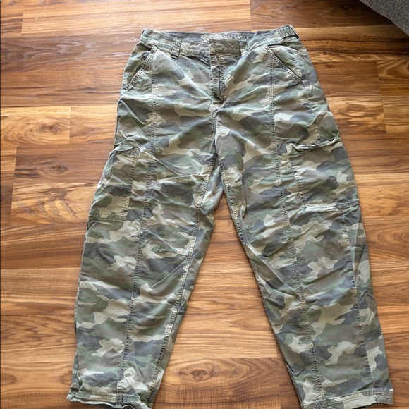 American Eagle Outfitters Green Camouflage barrel Cargo Pants - Picture 2 of 7